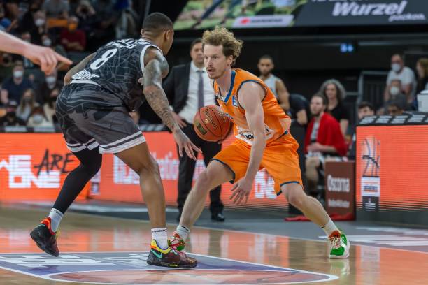 双方的后防 双方的后防